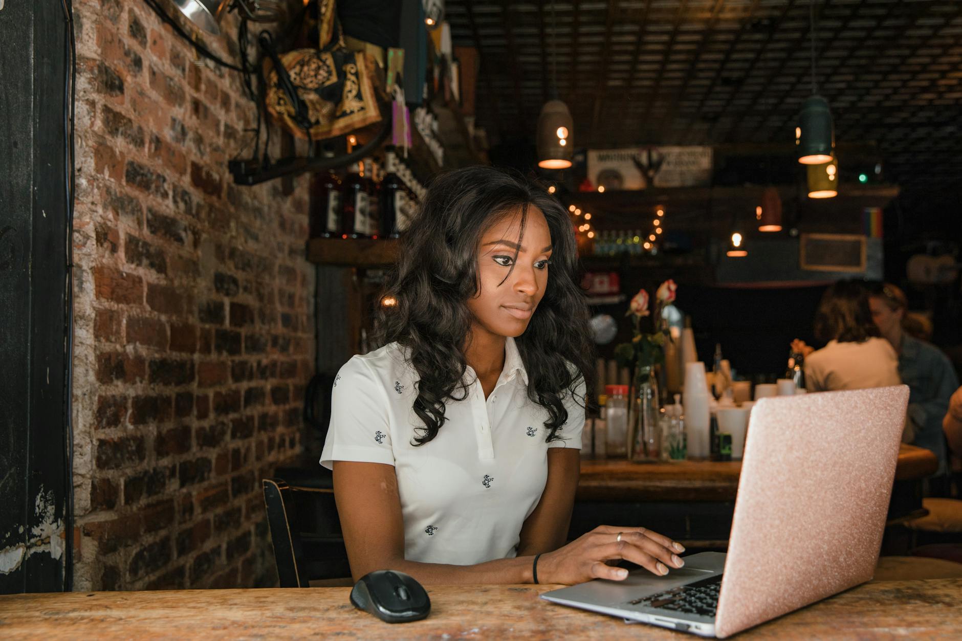The Best Side Hustles You Can Do Entirely From Your Phone Without a Car or Equipment - Featured image