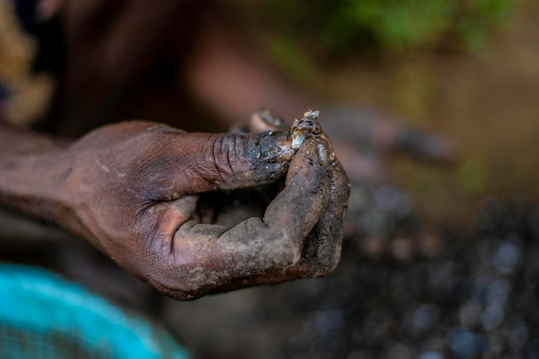 Which Micro-Task Apps Actually Pay More Than Surveys, and How Much More?