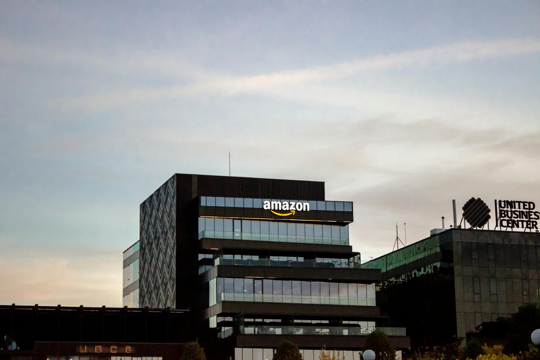 Amazon Pharmacy vs. CVS vs. Costco: Who Has the Lowest Drug Prices - Featured image