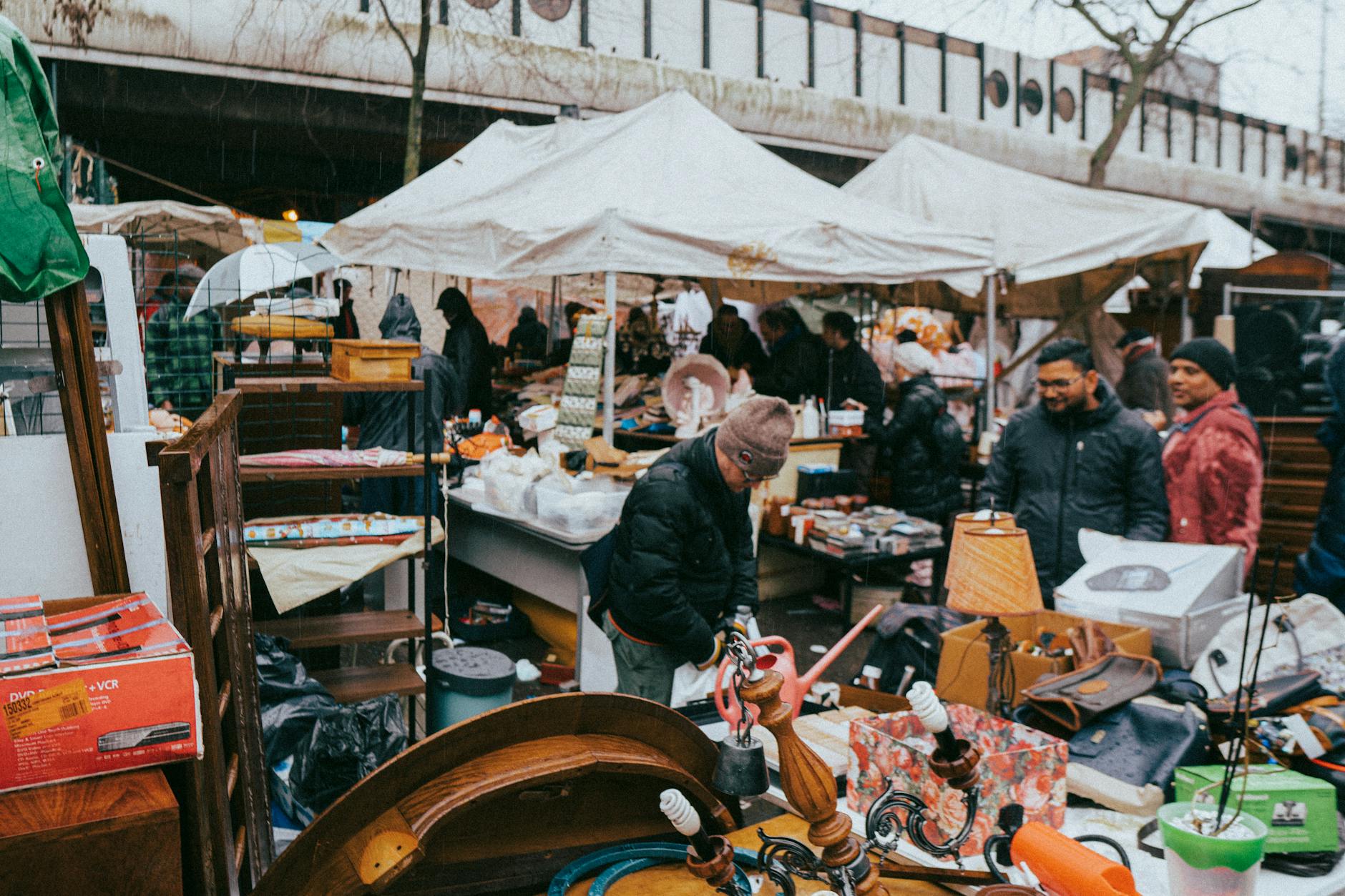 Flea Market Flipping: Real Numbers on What Sellers Make Per Weekend - Featured image
