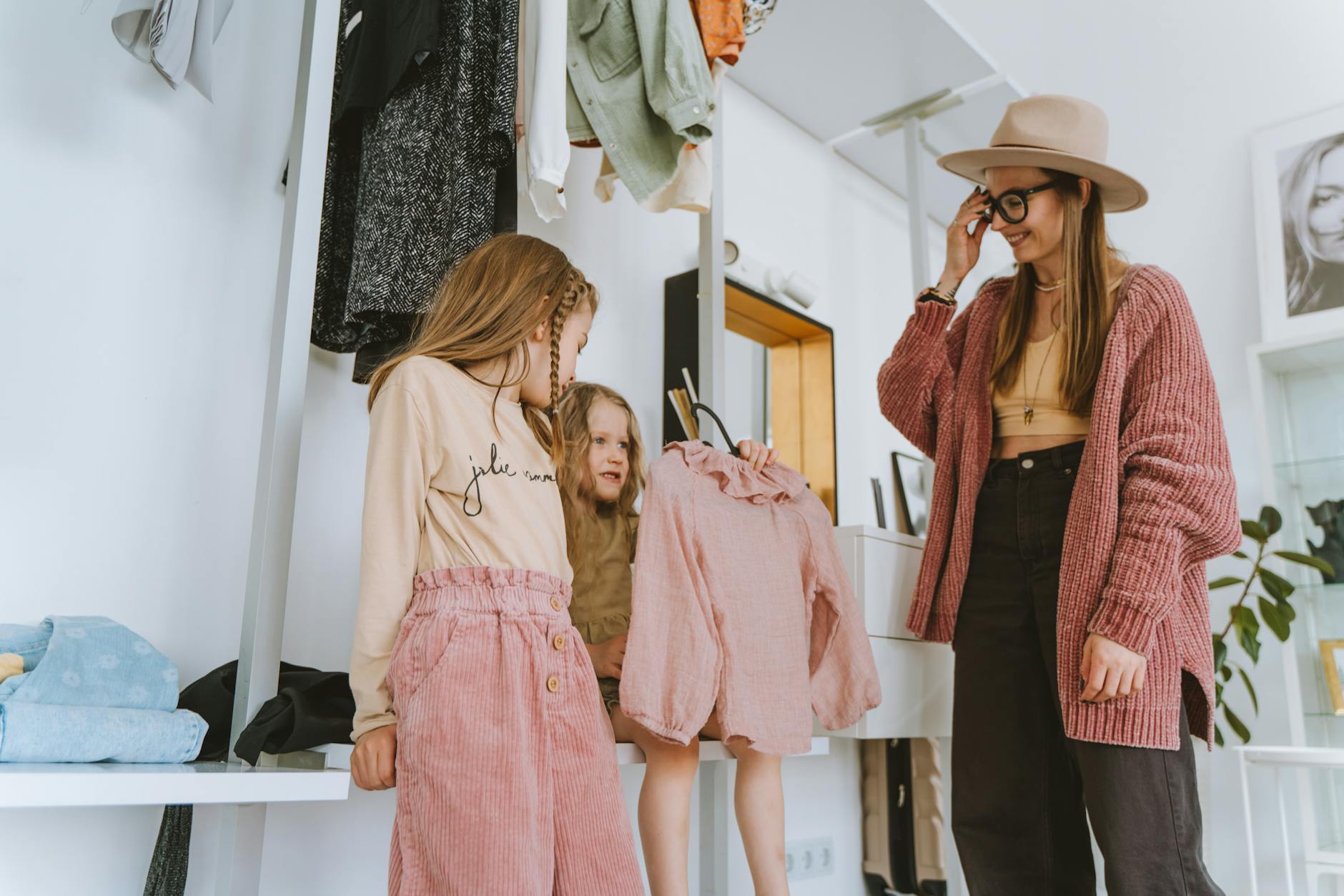 How to Get Kids' Clothes for 80% Off Using These 4 Sources - Featured image