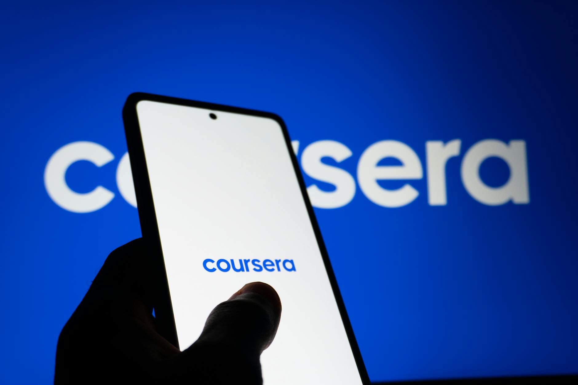 How to Get LinkedIn Learning or Coursera for Free With a Library Card - Featured image