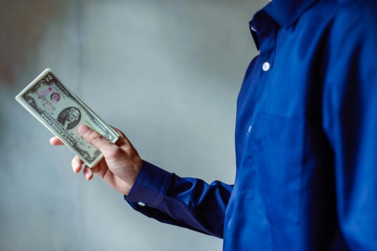 How to Go From Living Paycheck to Paycheck to Saving $500/Month - Featured image