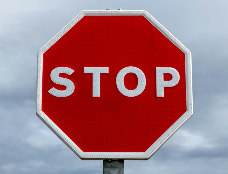 The 30-Day Rule That Stops Impulse Buying and Saves $200/Month - Featured image