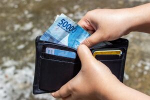 How to Prioritize Debt When You Have Multiple Loans and Cards - Featured image
